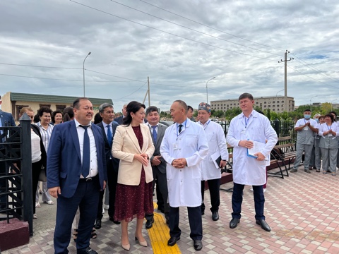 Емхана кіреберісінде орналасқан Пациенттерді қолдау қызметі, Call-орталық, Тіркеу бөлімімен таныстыру